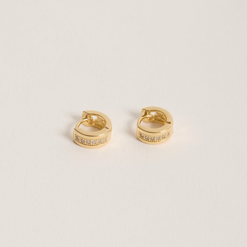 Argola click cravejada 9mm detalhe estrelas vazadas