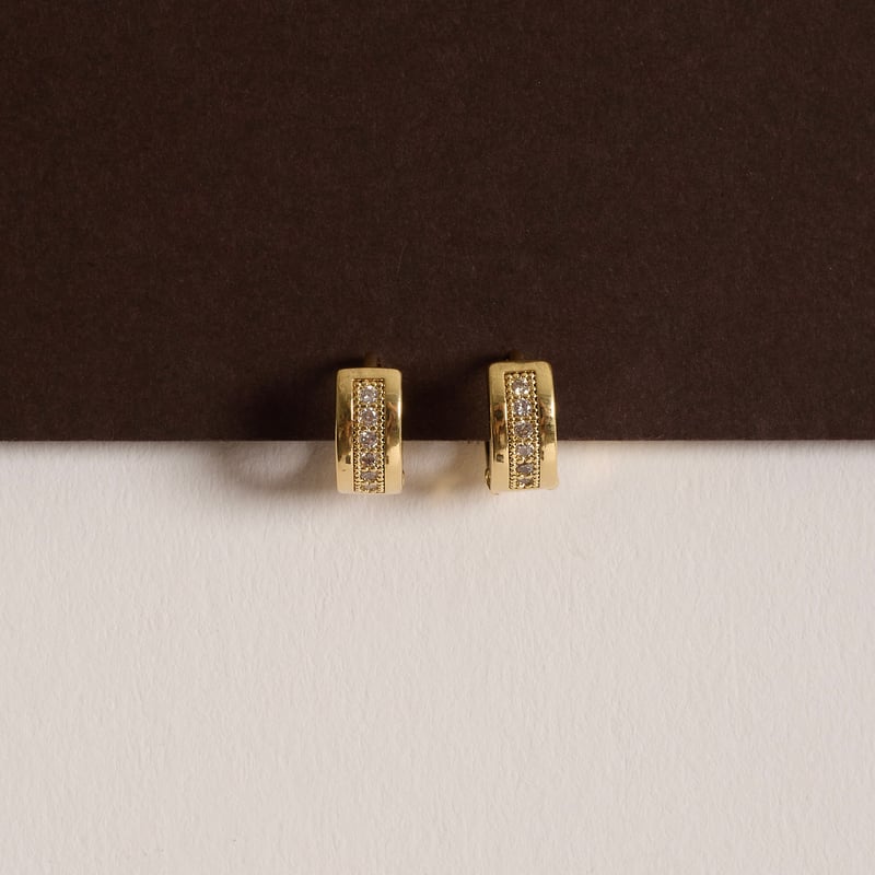 Argola click cravejada 9mm detalhe estrelas vazadas
