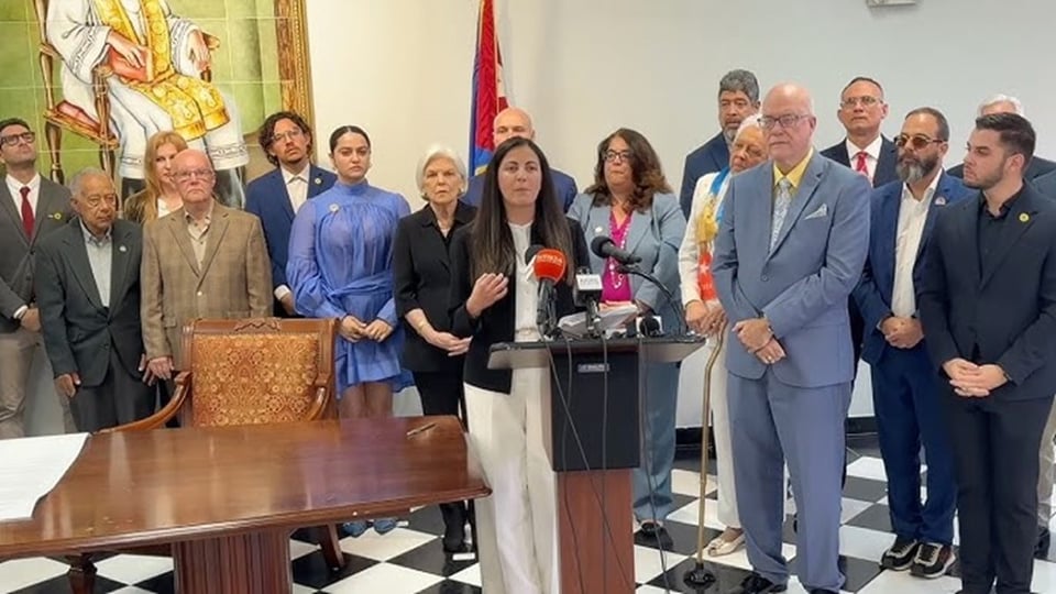 Exilio Cubano Lanza Plan para Restaurar la Democracia en la Isla