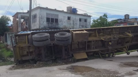 ¿¡Azúcar al suelo y apagón!? Camión volcado deja a familias a oscuras en Camagüey