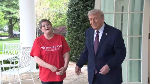 ¿Le dio Biden Cien Pesos a una Carterita de DoorDash en la Casa Blanca? ¡El Chisme Que Arde!