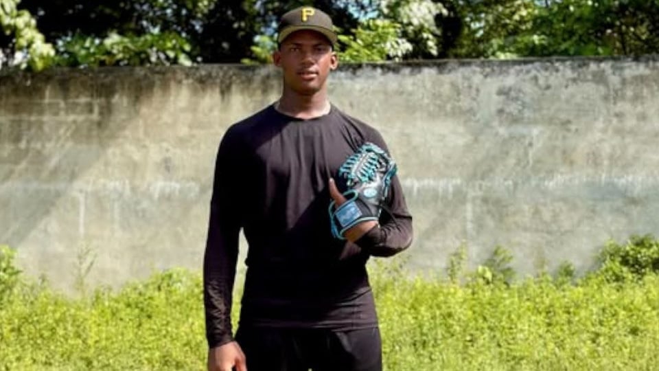 Joven pitcher cubano de 18 años llega a Dominicana buscando un futuro en la MLB