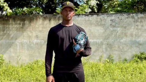Joven pitcher cubano de 18 años llega a Dominicana buscando un futuro en la MLB