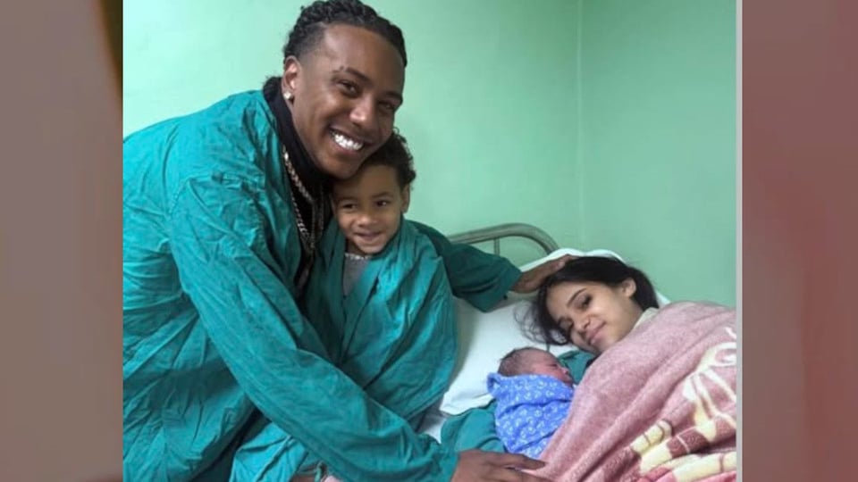 ¡Reparto y pañales! Velito el Bufón repite como padre y la gente está en shock.