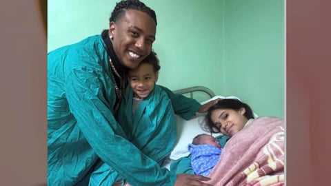 Velito el Bufón y Thalía Celebran la Llegada de su Segundo Hijo, Thiago