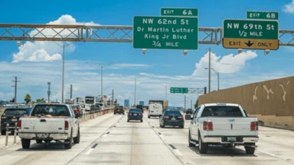 ¡En Florida, el carril izquierdo te puede costar el chivo! ¡Sanciones a la vista!