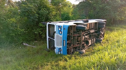 Ómnibus se vuelca en Ciego de Ávila: Ocho heridos, tres menores