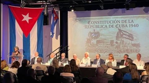 Exilio cubano en Miami impulsa la Constitución de 1940 como guía para la transición