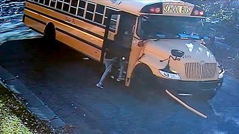 Joven Cubano-Americano Detiene Autobús Escolar Fuera de Control y Salva a 20 Niños en Minnesota