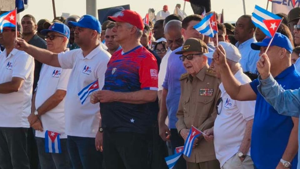 Raúl Castro reaparece en el Día del Trabajo con aspecto frágil