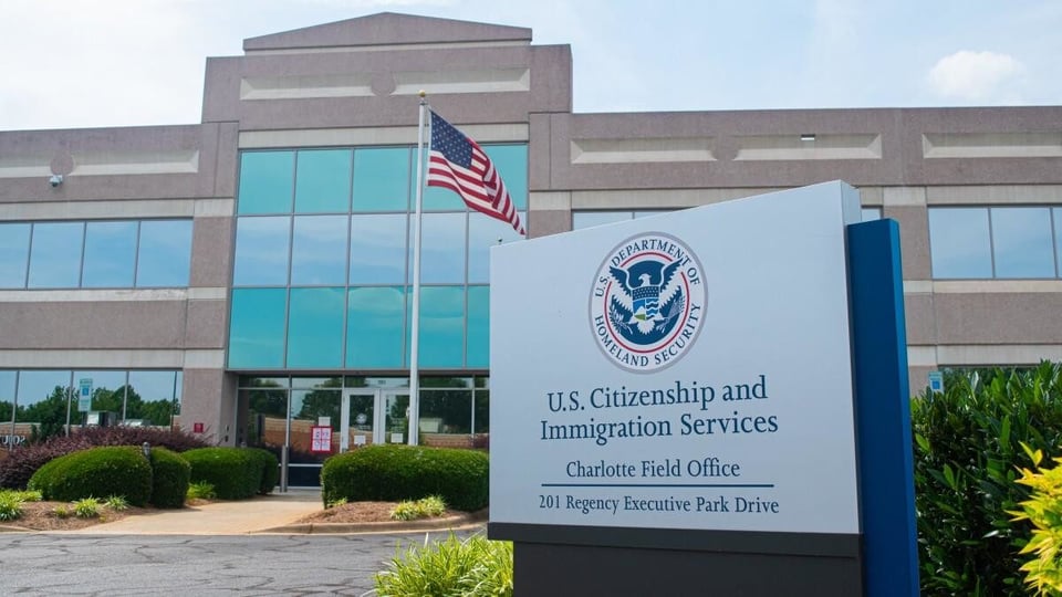 ¿Y ahora quién podrá ayudarlo? USCIS se pone más 'chivú' con los plazos de inmigración