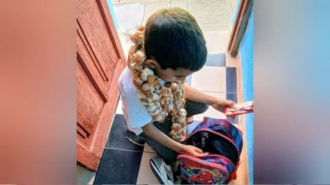 Niño de 9 años vende ajos y cebollas para mantener a su familia