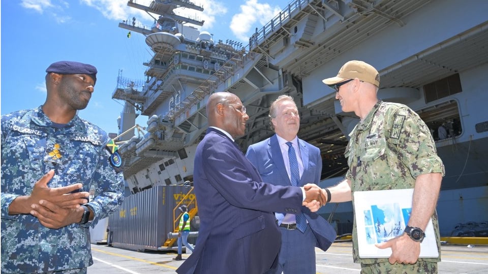 Jamaica Niega Participación en Acciones Militares Contra Cuba Tras Visita de Portaaviones de EE.UU.