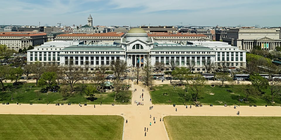 Casa Blanca Presiona al Smithsonian por su Visión de la Historia y Amenaza con Recortes