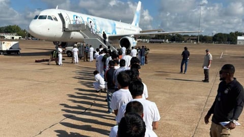 Migrantes Deportados por EE.UU. Permanecen Retenidos en Camerún