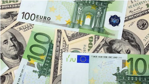 El dólar cede un peso en el mercado informal cubano, el euro se mantiene firme