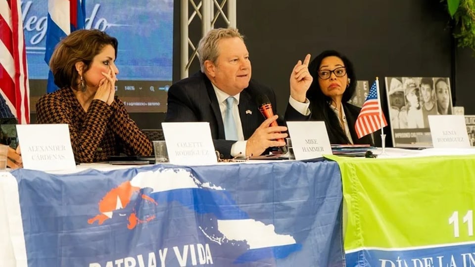 ¡Mike Hammer se la trae! Diplomatico pide transición pacífica en Cuba, hasta con el Papa se habló