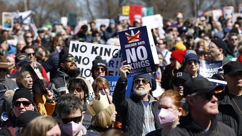 Millones se Manifiestan en EE.UU. Contra Políticas Gubernamentales con el Lema 'No a los Reyes'