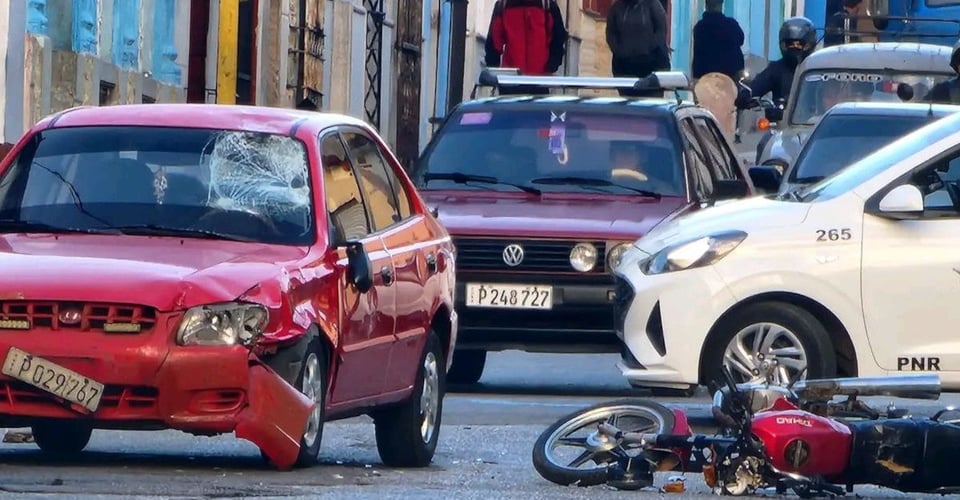 ¡Tremendo bochinche! Esquina de Matanzas que no respeta ni al carro nuevo.