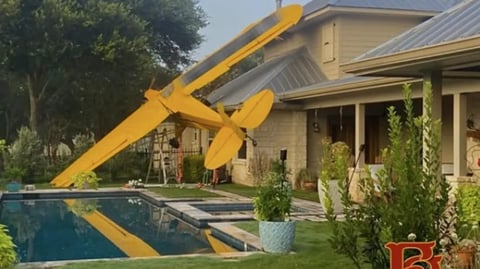 ¿¡Aterrizaje forzoso con final de película!? Avioneta choca contra casa en Texas y deja al piloto con tremendo golpe
