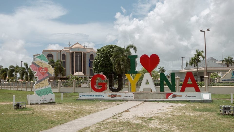 ¡Atención, cubanos! Tírate pa’ Guyana: EEUU manda deportados y Georgetown pone el ojo