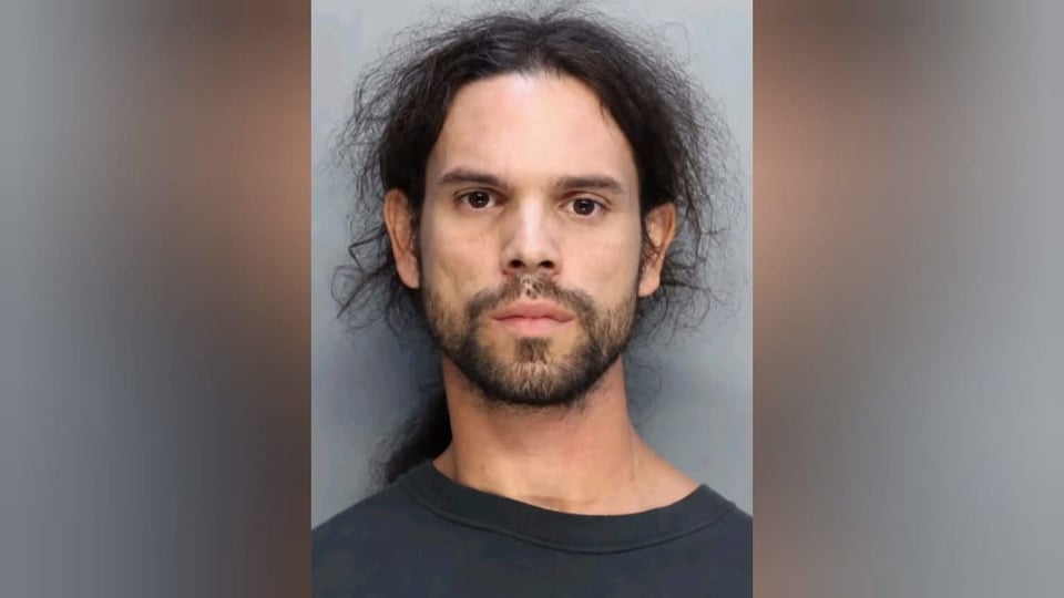 ¿Acero y Saña en Miami? Cubano Amenaza con Espada por una Valla