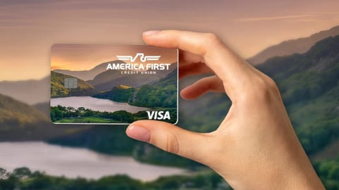 Trump Implementa Nuevas Directrices Bancarias con Impacto en Inmigrantes Sin Documentos