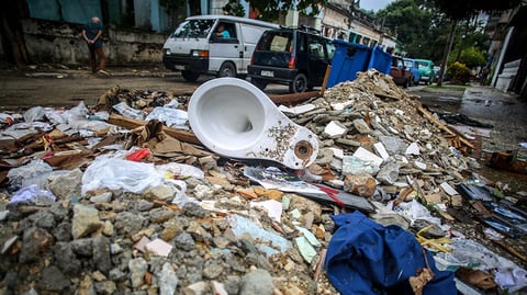 La Habana se ahoga: la crisis de la basura inunda las calles cubanas