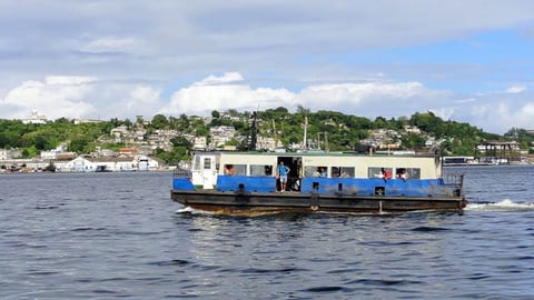 La Lanchita de Regla, un cruce habanero, se detiene en la bahía