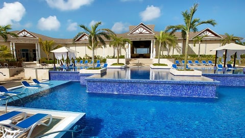 ¡Cayo Coco en Apagón! ¿Rusos de lujo a hostal por un galón de diésel?