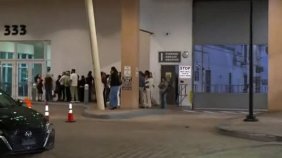 ¿Bebé en brazos y 2029 en la cara? Familia cubana se lleva el susto de su vida en corte de Miami