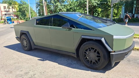 Tesla Cybertruck Verde en La Habana Genera Debate sobre el Embargo y la Desigualdad