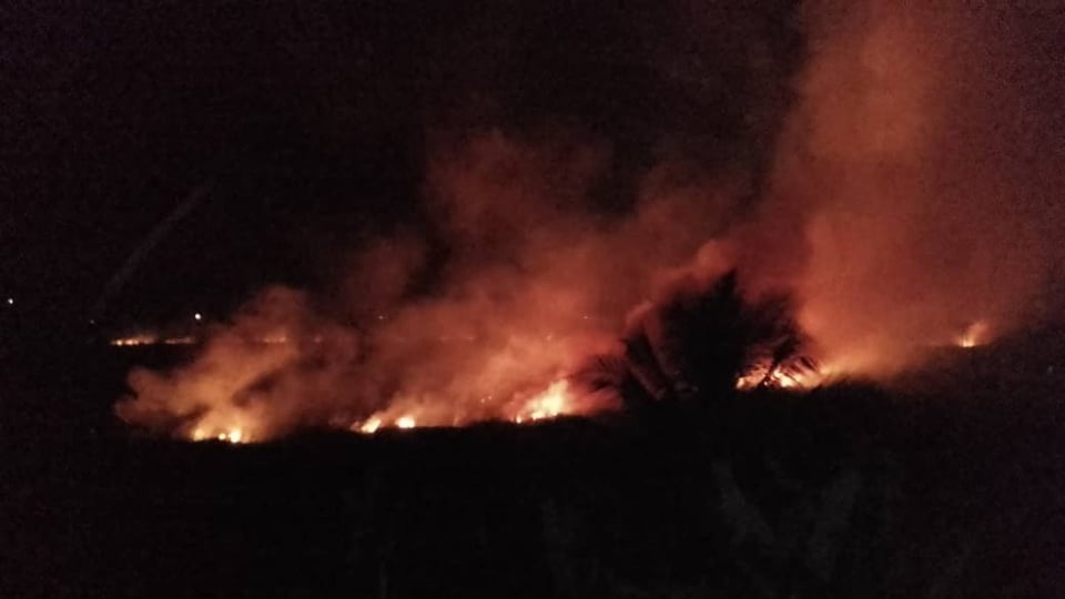 Voraz incendio consume manglares en Matanzas, cerca de viviendas
