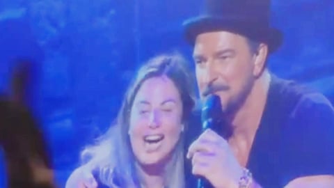 Fan Cubana Celebra 40 Años en Escenario con Ricardo Arjona en Miami