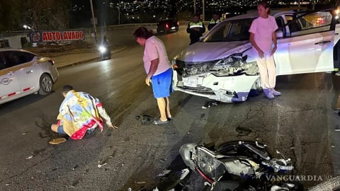 Choque Nocturno en Saltillo: Motociclista Cubano Grave Tras Impacto Vial