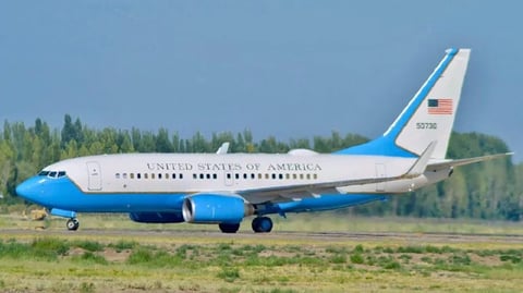 Avión Oficial de EE.UU. Aterriza en La Habana, Despertando Especulaciones Diplomáticas