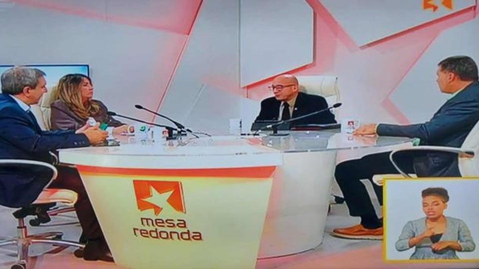 ¡La Pila Se Gastó! El Gobierno Nos Pone a Sudar la Crisis, ¡y Sin Abanico!