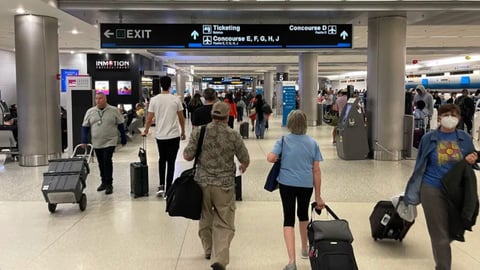 Viajeros Cubanos en Miami: Navegando la Congestión Aeroportuaria y Obras de Expansión