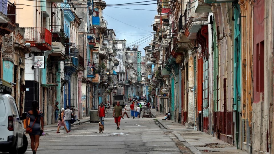 ¿Qué Pasa en Cuba? ¡Las Encuestas Gritan Descontento y Piden Cambio a Gritos!