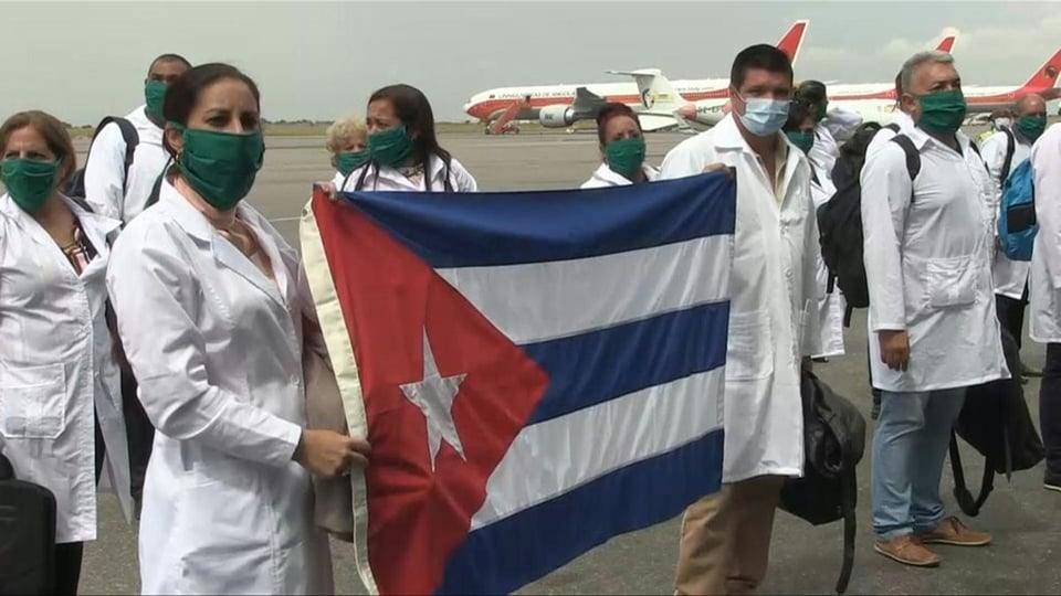 ¡Trump le mete el pie a los médicos cubanos en la bota italiana! ¡Tremendo enredo!