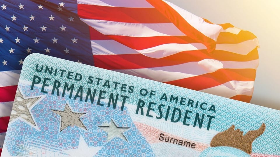 USCIS Revisa "Green Cards" Aprobadas Bajo Biden; Podrían Ser Revocadas