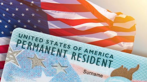 USCIS Revisa "Green Cards" Aprobadas Bajo Biden; Podrían Ser Revocadas
