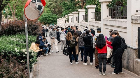 España recibe casi un millón de solicitudes para regularizar inmigrantes, duplicando previsiones