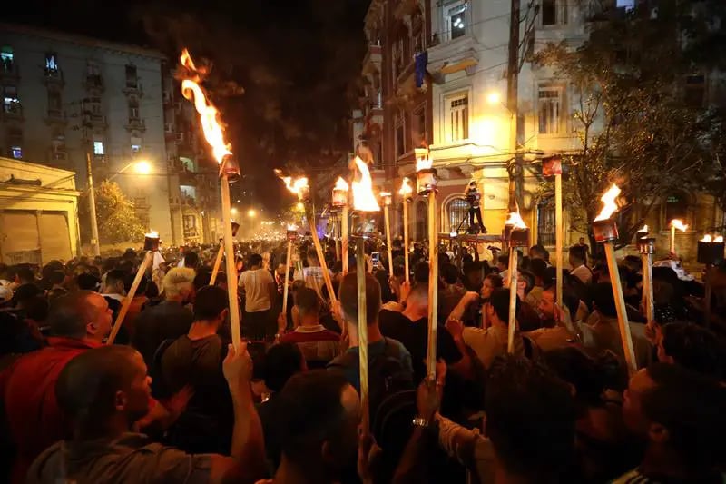 Cuba: Marcha de Antorchas Ilumina Calles Mientras el País Sufre Apagones