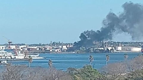 Incendio en Refinería Ñico López de La Habana: Fuego Controlado y Sin Daños Mayores
