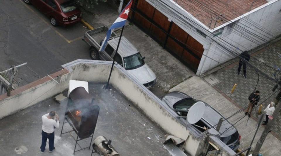 ¡Sancochazo Diplomático! Ecuador Manda Pa' Casa a Embajador y Banda de Cuba; ¡Qué Bochinche!