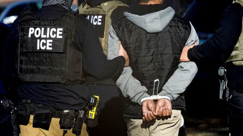 Proponen pagar $500,000 a ciudadanos detenidos por error por ICE