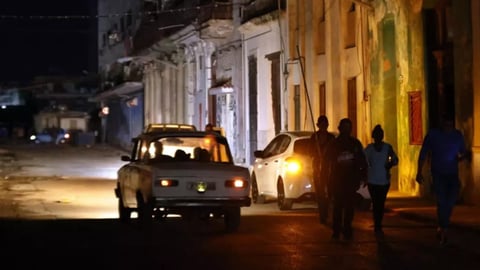 La Cuba a oscuras: El fin del petróleo venezolano desata una crisis energética sin precedentes