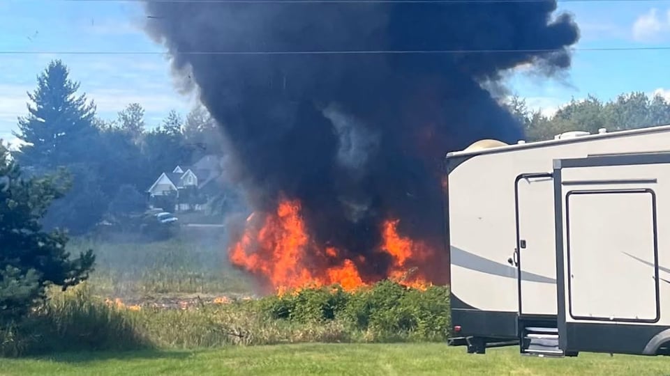 ¿Y tú viste eso? ¡Un F-16 se dio de trompas en Michigan y mandó a correr a la gente!
