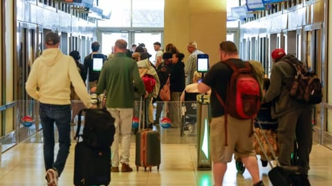 EE. UU. Exige Fianza de $15,000 para Visas de Turistas y Negocios de 50 Países